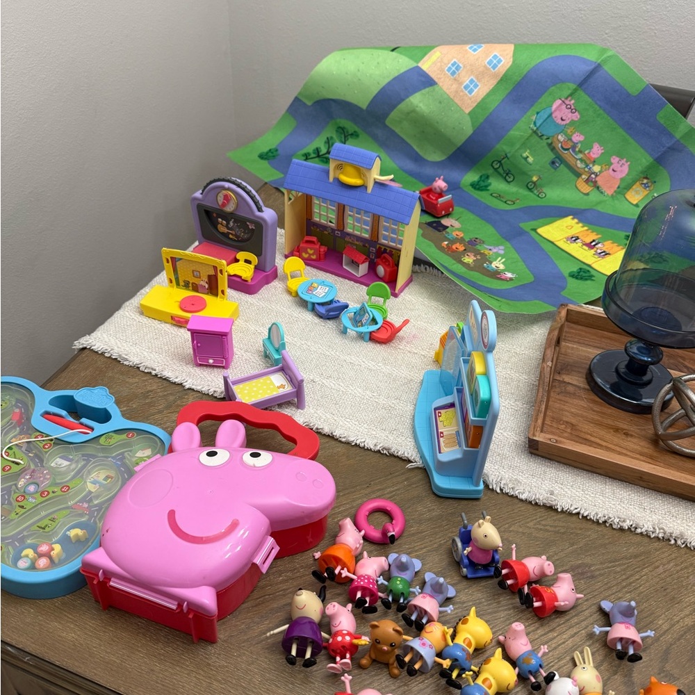 HUGE Peppa Pig Colorful Playsets with Figures lot